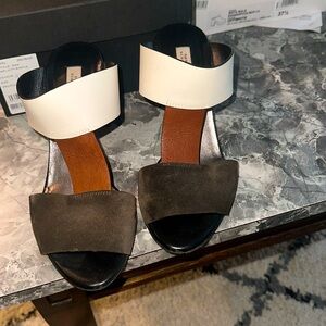 DOROTHY SCHUMAKER LEATHER AND SUEDE BLOCK HEEL SANDALS 37.5